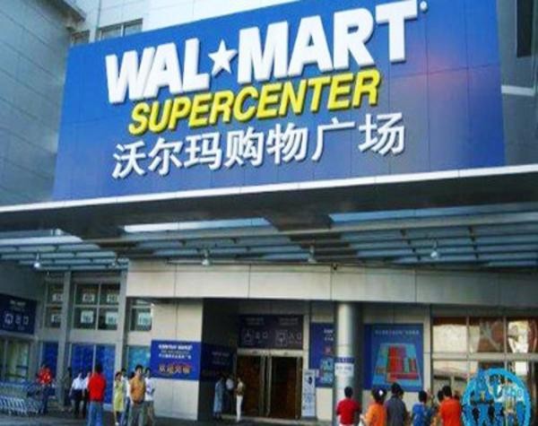 Chính quyền Trùng Khánh, Trung Quốc đã phạt hãng bán lẻ Wal-Mart số tiền 3,65 triệu Nhân dân tệ, tương đương 575.000 USD do dán sai nhãn thịt lợn thường thành thịt lợn hữu cơ. Số tiền phạt này nhiều gấp 5 lần số tiền mà các cửa hiệu Wal-Mart thu được từ việc bán thịt lợn dán sai nhãn trong 20 tháng. Ngoài ra, khoản tiền 730.000 NDT từ bán thịt lợn dán sai nhãn cũng bị tịch thu. 13 cửa hiệu của Wal-Mart ở thành phố Trùng Khánh bị đóng cửa.